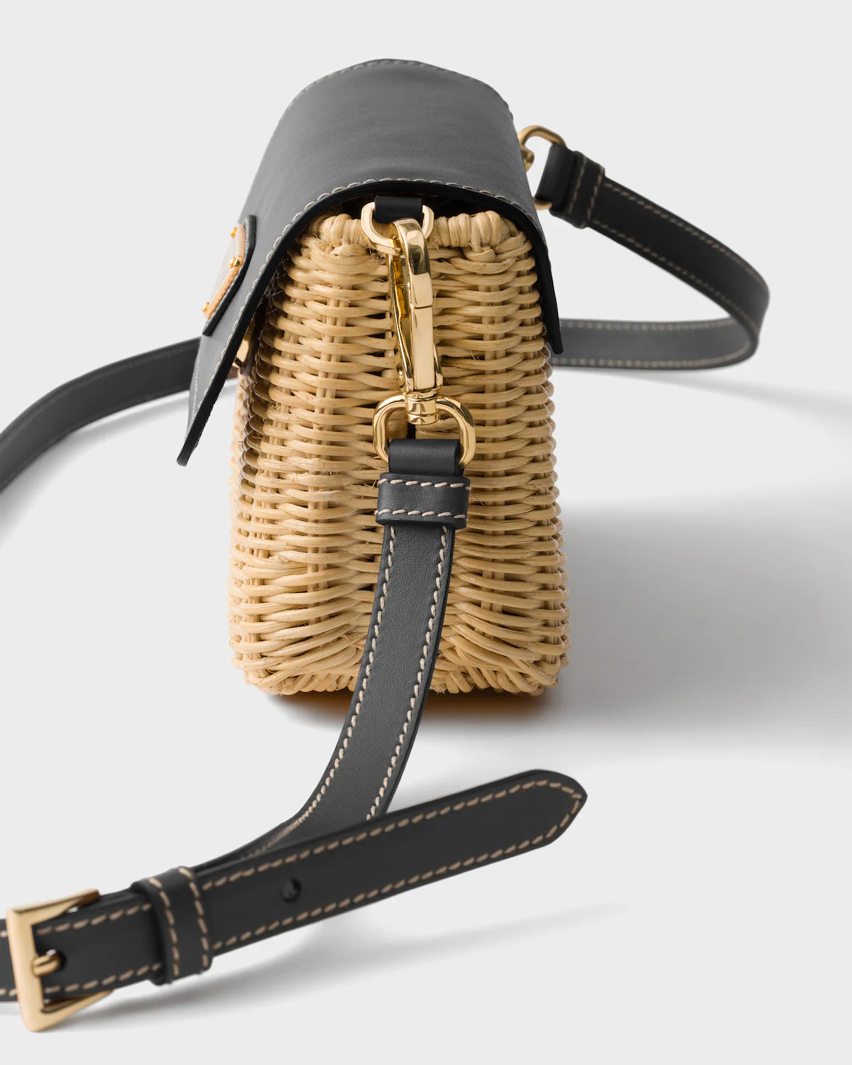 Small wicker and leather shoulder bag